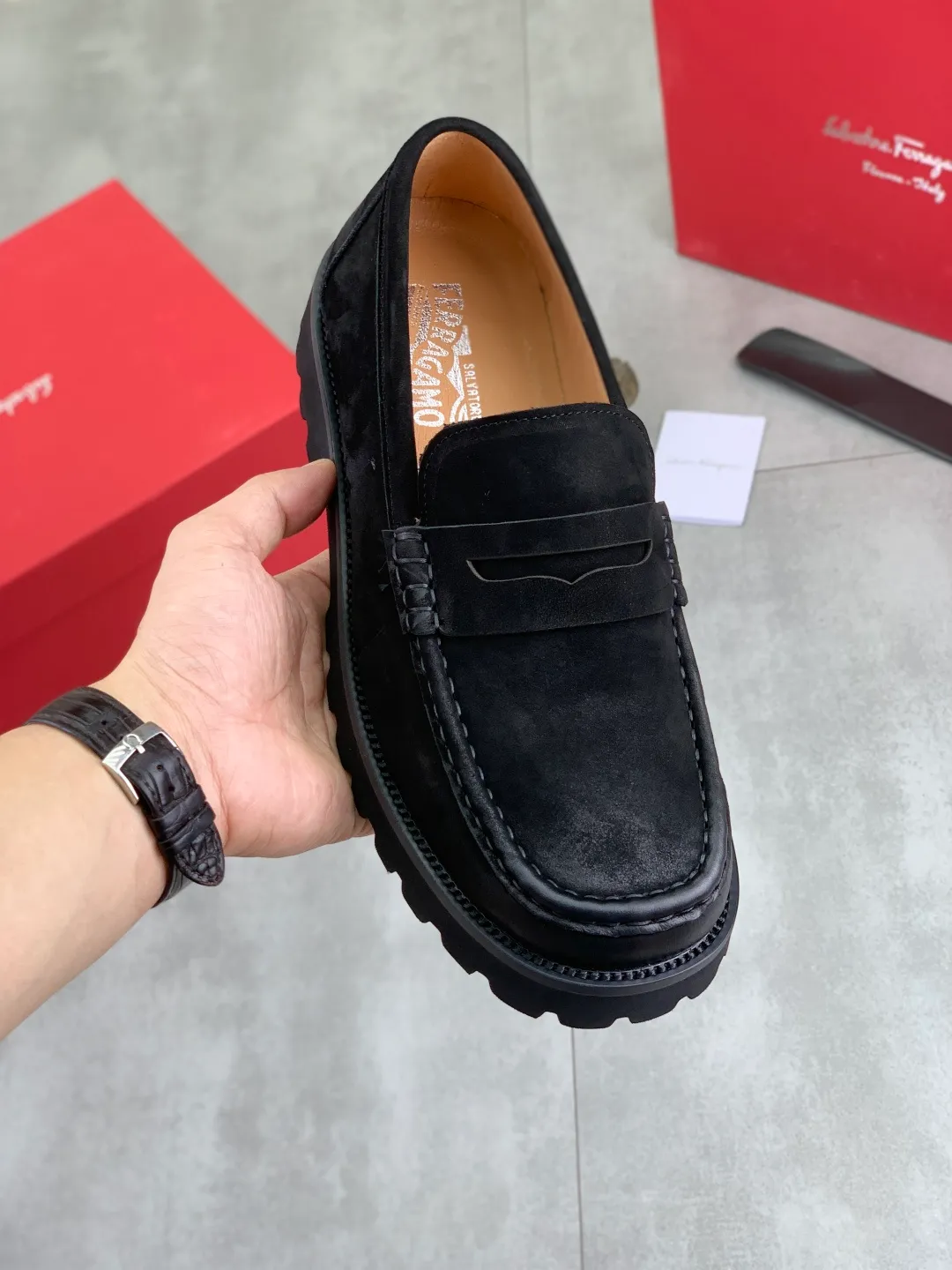 Men's shoes 💰P500 New model [Ferragamo/Ferragamo] Latest model Original imported calfskin, imported pigskin lining + original luxury metal buckle + original rubber outsole Soft and comfortable Size number: 38-44
